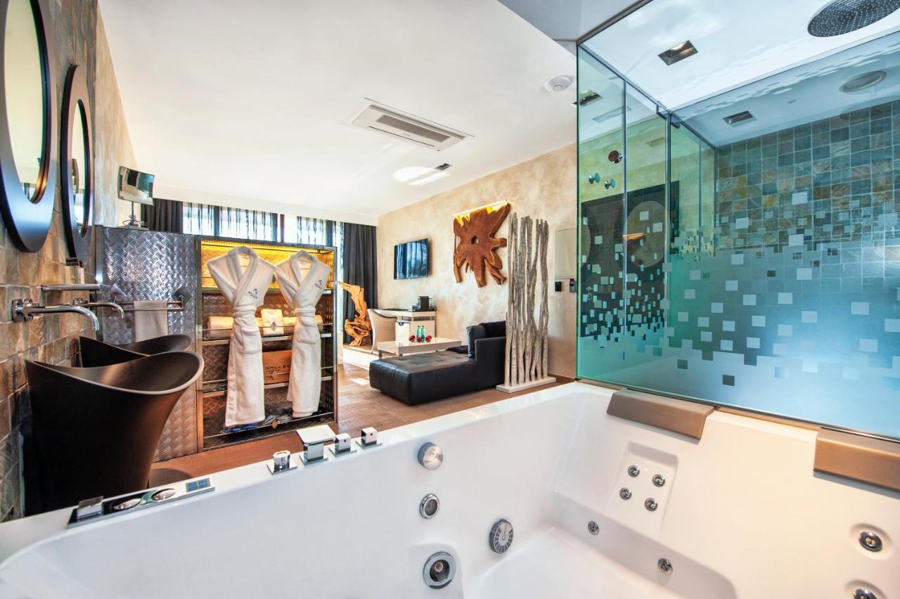 Suite Jacuzzi Heated Outdoor Pool